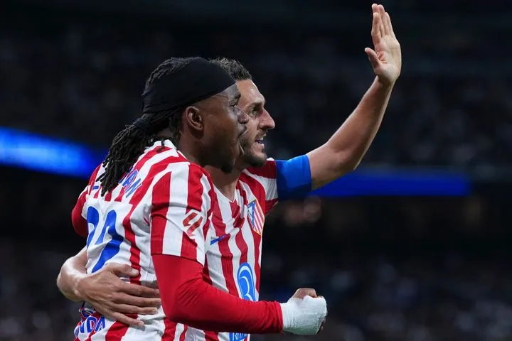 Η Ατλέτικο ανέβασε VIDEOS με έξι φάσεις που διαμαρτύρεται: "Πώς μπορείς να τελειώσεις ένα ντέρμπι με μόνο δύο φάουλ;"