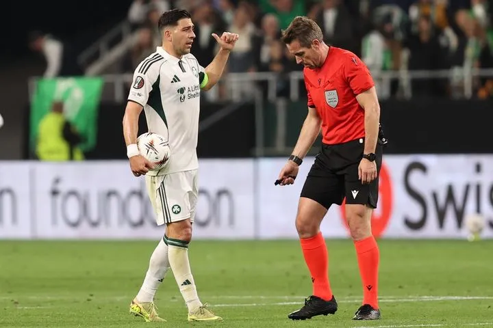 Παναθηναϊκός: “Η φάση του δεύτερου γκολ έχει ξεκινήσει από πεντακάθαρο φάουλ στον Καλάμπρια”