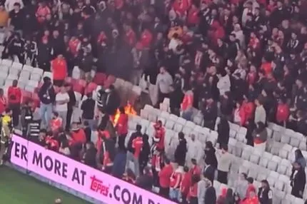 Φωτιά στην εξέδρα των οργανωμένων οπαδών της Μπενφίκα, έσπευσαν πυροσβέστες για να τη σβήσουν