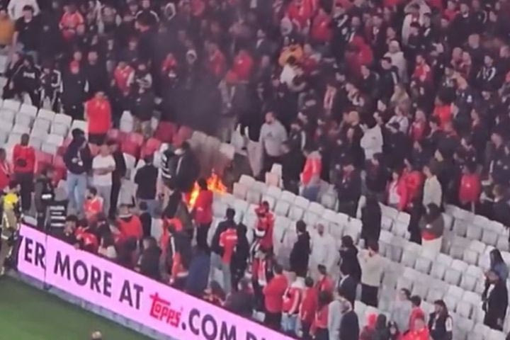 Μπενφίκα – Πόρτο: Φωτιά στην εξέδρα των οργανωμένων οπαδών των “αετών”