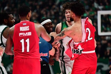 Ο Λεσόρ έσκισε τη φανέλα του Ντόρσεϊ στη γενικευμένη σύρραξη στο Παναθηναϊκός AKTOR - Ολυμπιακός