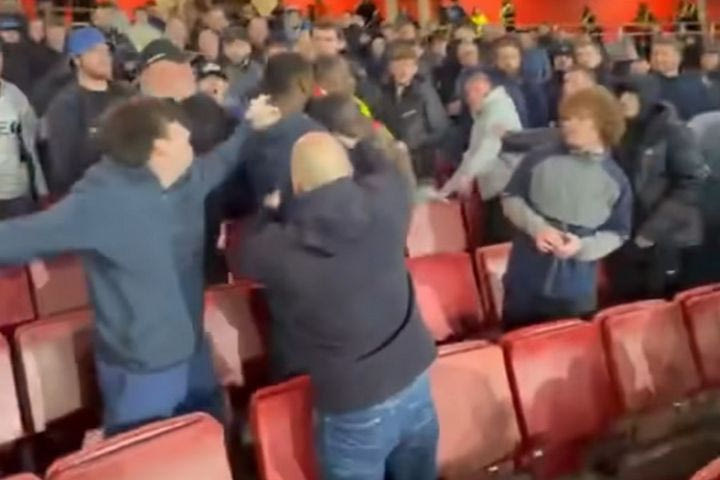Άγριο ξύλο στις εξέδρες του Emirates: Οπαδοί της Έβερτον γρονθοκόπησαν πισώπλατα φίλους ποδοσφαιριστή της ομάδας τους