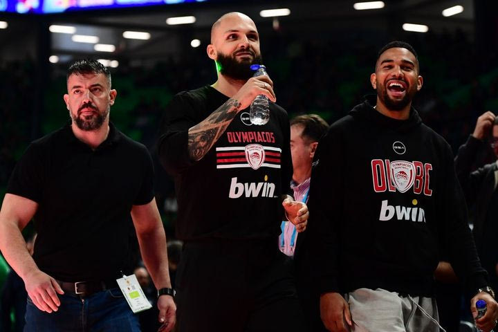 Το VIDEO του SPORT24 με την είσοδο του Φουρνιέ στο T-Center εν μέσω αποδοκιμασιών και υβριστικών συνθημάτων, αυτή ήταν η αντίδρασή του