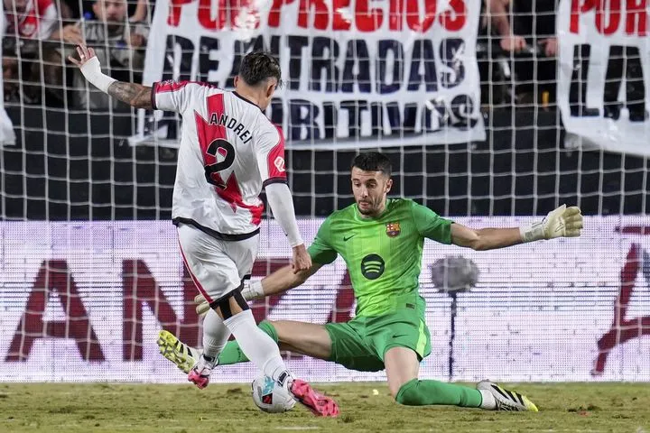 Μπαρτσελόνα: Λύγισε την προσεχή αντίπαλο της ΑΕΚ, Ράγιο, χάρις στο τερματοφύλακά της και ο Φλικ τον αποθέωσε