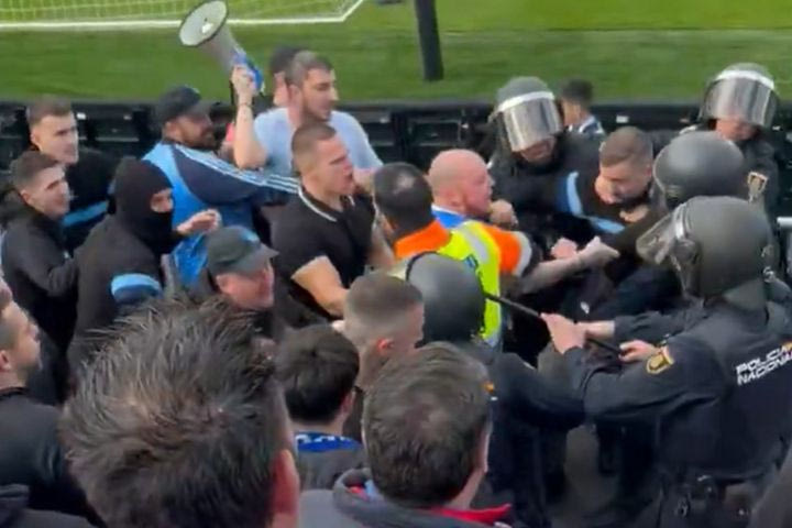 Σοκαριστικές εικόνες στο γήπεδο της Χετάφε, αστυνομικοί χτυπούσαν με γκλοπ τους οπαδούς των Μαδριλένων