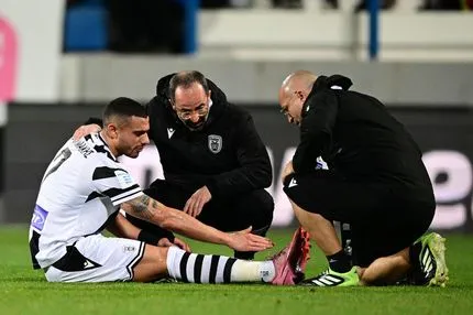 Ο Γιακουμάκης έγινε αναγκαστική αλλαγή λόγω προβλήματος στον αστράγαλο στο Κηφισιά - ΠΑΟΚ, ανησυχία ενόψει Ολυμπιακού