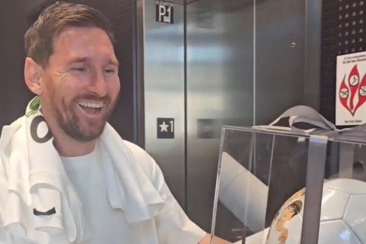 Ίντερ Μαϊάμι: Η συγκινητική αντίδραση του Μέσι σε δώρο θαυμαστή με το οικογενειακό του πορτρέτο πάνω σε μπάλα