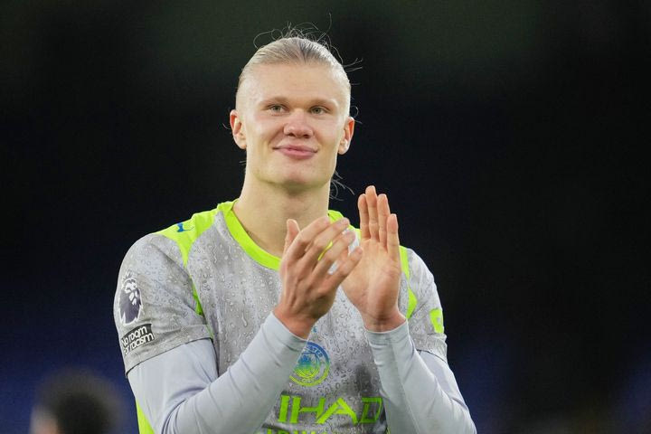 Ο Χάλαντ αγόρασε και δώρισε ένα σπάνιο χειρόγραφο των Βίκινγκ αξίας 115.000 ευρώ στην πόλη καταγωγής του