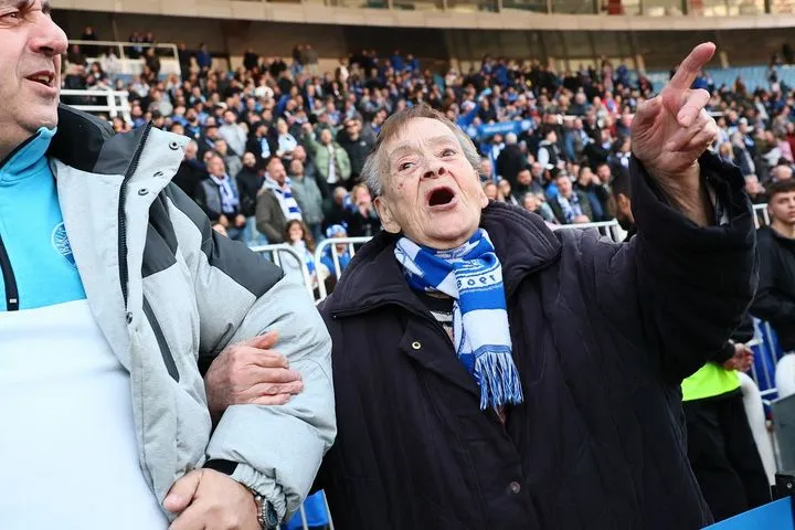 Συγκίνηση στο Καυτανζόγλειο: Η κυρία Χάιδω, η εμβληματική οπαδός του Ηρακλή τραγουδούσε για την άνοδο