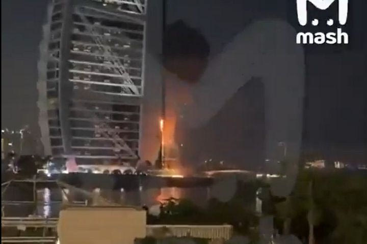 Βομβαρδισμός στο Ντουμπάι: Ιρανικό drone χτύπησε το εμβληματικό ξενοδοχείο Μπουρτζ-αλ-Αράμπ, ξέσπασε φωτιά