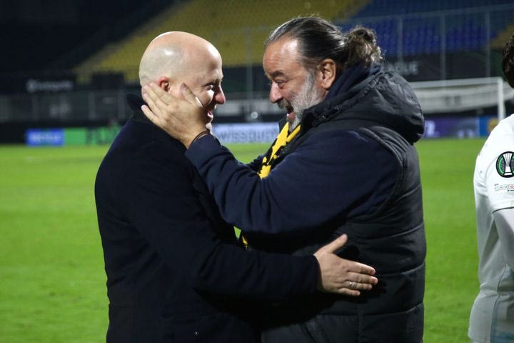 ΑΕΚ: Οι πανηγυρισμοί του Ηλιόπουλου με τους παίκτες, Νίκολιτς και Ριμπάλτα στον αγωνιστικό χώρο