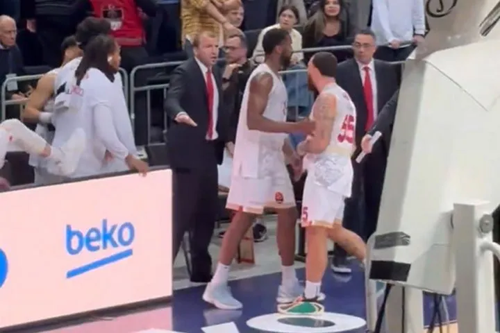 “Χοντρό” επεισόδιο Τζέιμς-Οκόμπο μετά τη βαριά ήττα της Μονακό από τη Φενέρ, ο Αμερικανός σταρ έσπρωξε τον Γάλλο συμπαίκτη του