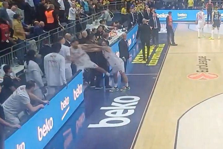 Μονακό: “Χοντρό” επεισόδιο Τζέιμς-Οκόμπο μετά τη βαριά ήττα από τη Φενέρ, ο Αμερικανός σταρ έσπρωξε τον Γάλλο συμπαίκτη του
