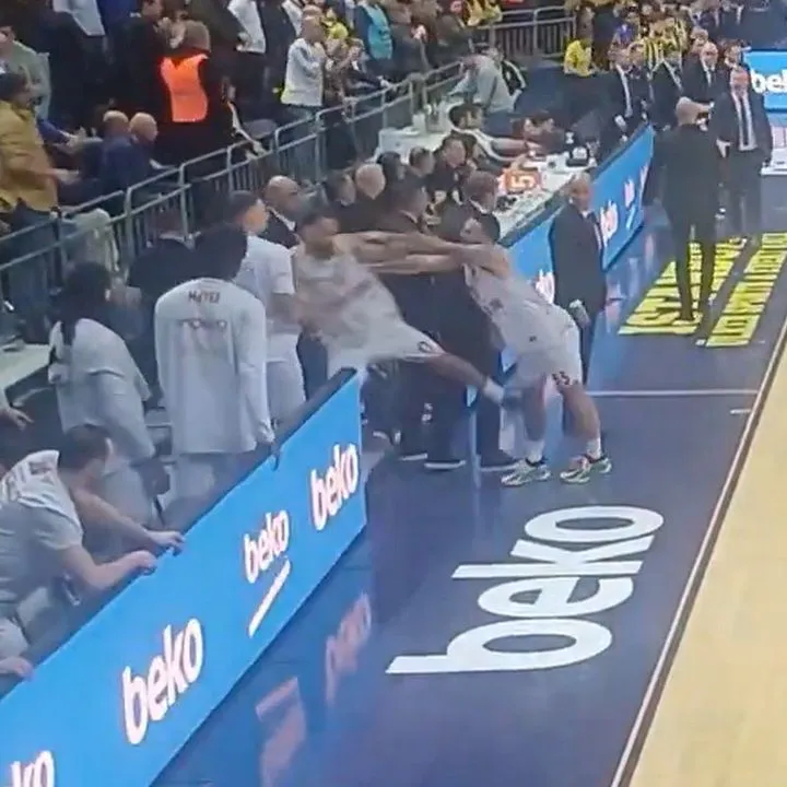 “Χοντρό” επεισόδιο Τζέιμς-Οκόμπο μετά τη βαριά ήττα της Μονακό από τη Φενέρ, ο Αμερικανός σταρ έσπρωξε τον Γάλλο συμπαίκτη του