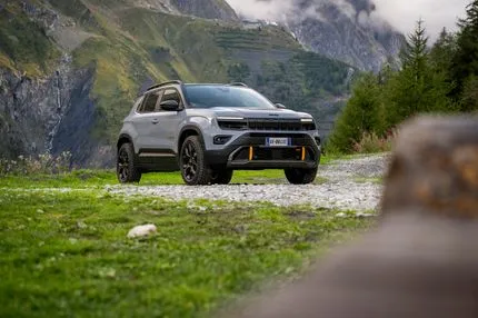 Η μικρότερη SUV πρόταση της Jeep, στον Παρνασσό- Το τετρακίνητο Avenger 4xe στο φυσικό του περιβάλλον