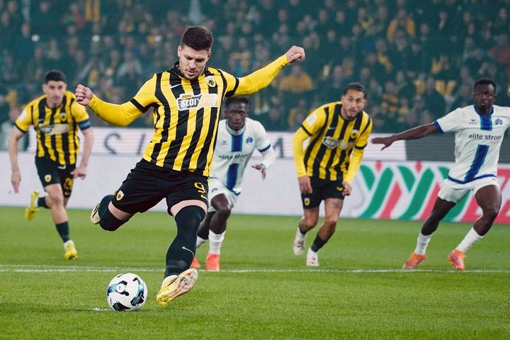 Ο Γιόβιτς άνοιξε το σκορ για την ΑΕΚ με πέναλτι που κέρδισε ο Κοϊτά από τον Λαρουσί