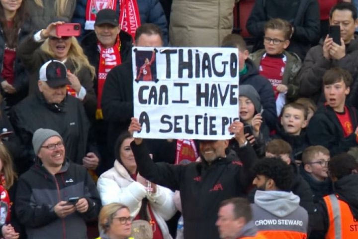 Απίθανος Κλοπ: Ανέβηκε στην εξέδρα και ζήτησε selfie από τον Τιάγκο