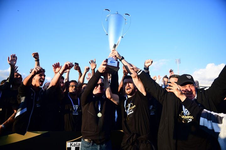 Καλαμάτα: Πανζουρλισμός στην απονομή του τροπαίου, Παμλίδης και Πρασσάς σήκωσαν την κούπα στον ουρανό