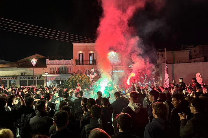 Χαμός στην Καλαμάτα για την ιστορική άνοδο: Η νύχτα έγινε μέρα στη μεσσηνιακή πρωτεύουσα
