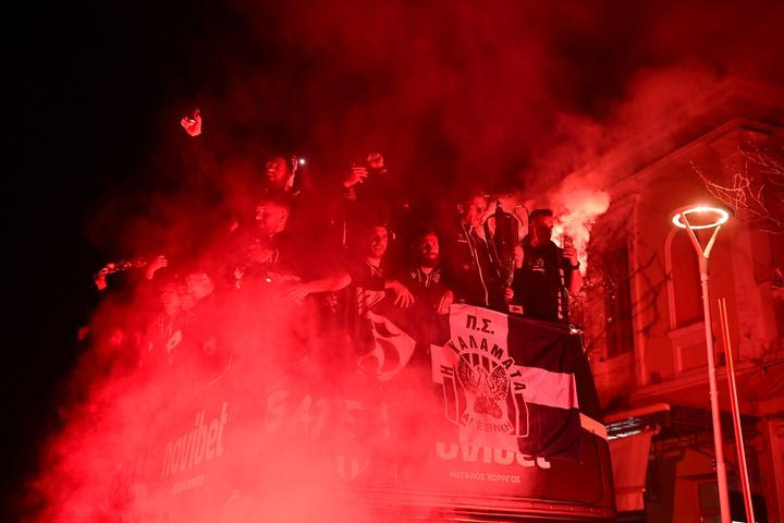 Καλαμάτα: Το πάρτι της ανόδου συνεχίστηκε και στο κέντρο της πόλης, με την ομάδα σε διόροφο λεωφορείο