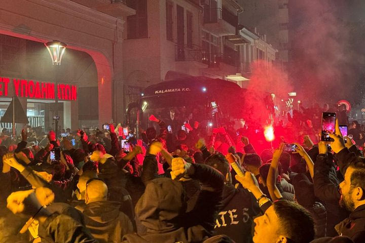 Τρέλα στην Καλαμάτα για την άνοδο στη Stoiximan Super League: Κάηκε η πόλη για τη Μαύρη Θύελλα