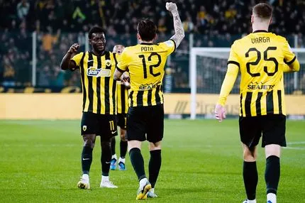 Η ΑΕΚ έκανε το 2-0 με αυτογκόλ του Πέτκοφ