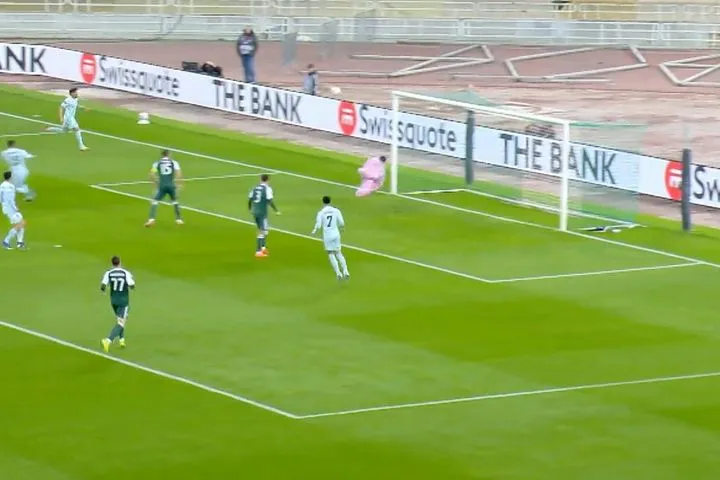 Η επέμβαση του Λαφόν στην κεφαλιά του Κούτσο στο 9'