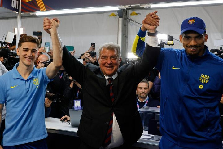 Μπαρτσελόνα: Τα Exit Poll δίνουν πρόεδρο τον Τζουάν Λαπόρτα που αντέδρασε με έξαλλο χορό