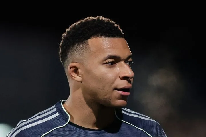 Ο Εμπαπέ δεν έμεινε ικανοποιημένους από τους γιατρούς της Ρεάλ και ταξίδεψε στη Γαλλία