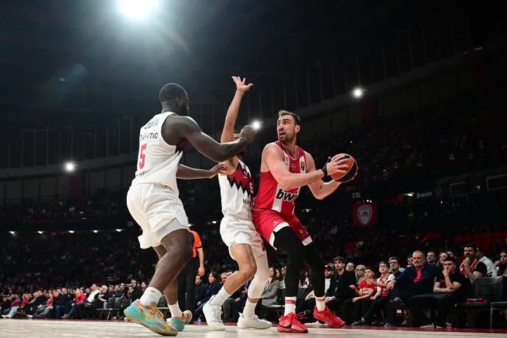 Μετά το time-out, η εξαιρετική κυκλοφορία μπάλας και το καλάθι του Μιλουτίνοβ στην πρώτη περίοδο κόντρα στη Μπασκόνια