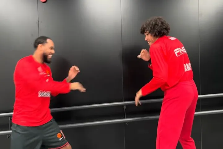 Ο "πυγμαχικός αγώνας" Μόρις-Γουόρντ, η ερυθρόλευκη κερκίδα στη Βαλένθια και το "ευχαριστώ" των παικτών