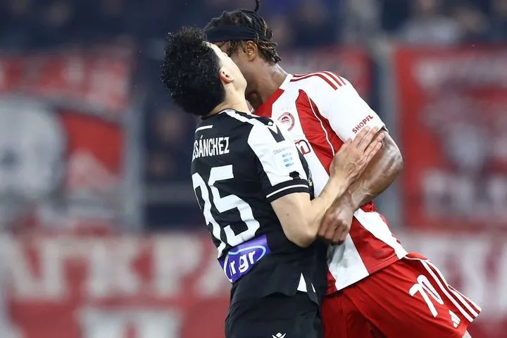 Σφοδρή σύγκρουση Μπρούνο - Σάντσες, τοποθετήθηκε επίδεσμος στο κεφάλι του Μεξικανού