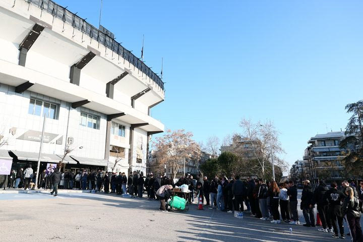Τεράστια ουρά στην Τούμπα για την απόκτηση της επετειακής φανέλας του ΠΑΟΚ