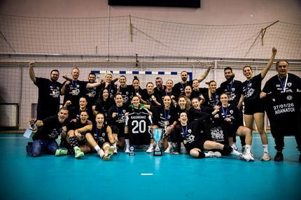 Οι παίκτριες του ΠΑΟΚ δεν ξέχασαν τα θύματα του δυστυχήματος στη Ρουμανία και τον 20χρονο Κλεομένη στην απονομή του Κυπέλλου