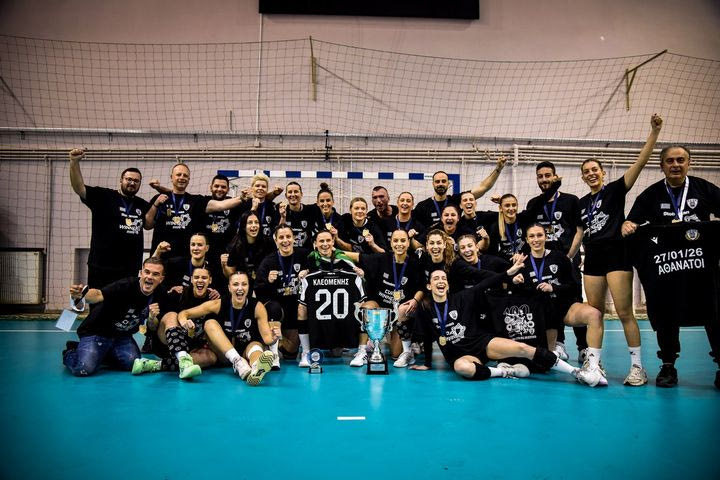 ΠΑΟΚ: Οι ασπρόμαυρες δεν ξέχασαν τα θύματα του δυστυχήματος στη Ρουμανία και τον 20χρονο Κλεομένη στην απονομή του Κυπέλλου