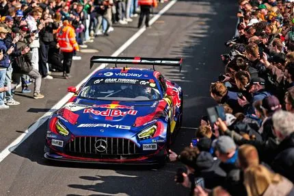 Ο Μαξ Φερστάπεν κέρδισε την πρώτη του νίκη με τη Mercedes -και μετά αποκλείστηκε