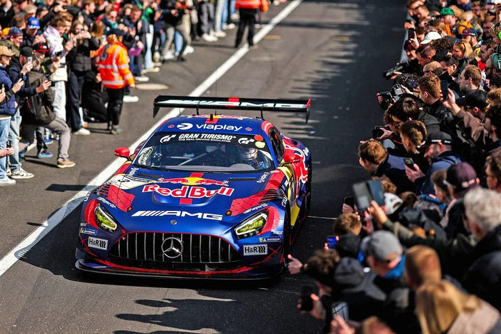 Ο Μαξ Φερστάπεν κέρδισε την πρώτη του νίκη με τη Mercedes -και μετά αποκλείστηκε