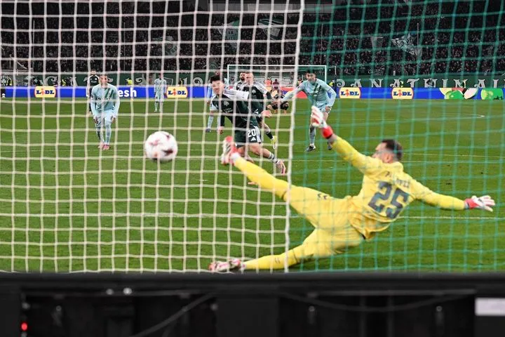 Παναθηναϊκός – Μπέτις: Ο Σβιντέρσκι κέρδισε πέναλτι για μαρκάρισμα του Γιορέντε, ο Ταμπόρδα ευστόχησε και έκανε το 1-0