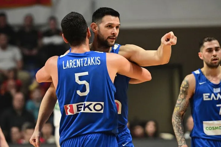 Οι πανηγυρισμοί των Ελλήνων διεθνών μετά το διπλό στο Μαυροβούνιο και η "υπόκλιση" στους φιλάθλους της Εθνικής