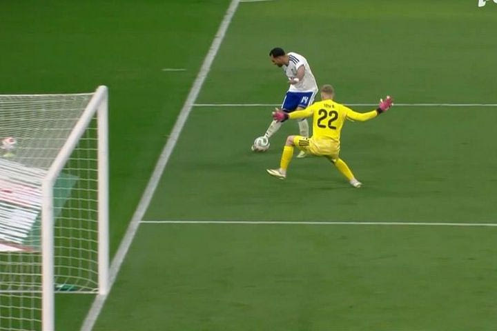 Στο δοκάρι το πλασέ του Παυλίδη από πολύ δύσκολη γωνία στο 63′