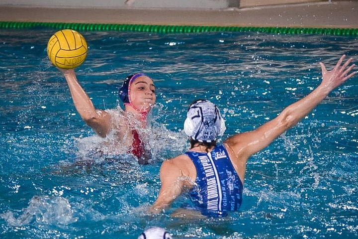 Η ομάδα γυναικών του Ολυμπιακού κυριάρχησε παρά τις απουσίες και συνέχισε με το απόλυτο στη Waterpolo League