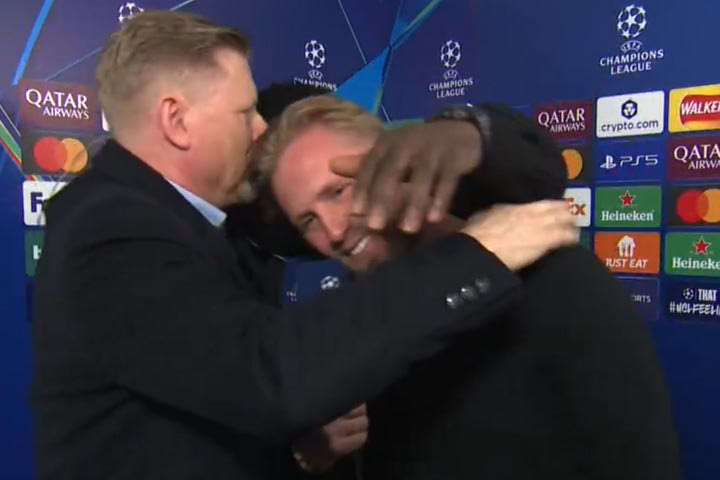 Συγκινητικές στιγμές: Ο Κάσπερ Σμάιχελ αποκάλυψε στον “αέρα” στον πατέρα του ότι ο σοβαρός τραυματισμός του κόβει το ποδόσφαιρο