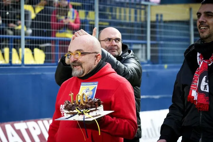 Παναιτωλικός – Πανσερραϊκός: Οπαδοί των Σερραίων τίμησαν τα 100 χρόνια του Τιτόρμου με τούρτα