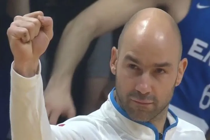 Μαυροβούνιο – Ελλάδα: Ο Σπανούλης έζησε το ματς με ένταση και πανηγύρισε με σφιγμένη γροθιά το καθοριστικό τρίποντο του Παπανικολάου