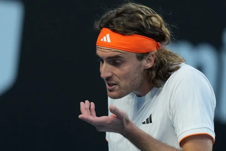 Έξαλλος ο Τσιτσιπάς με τον διαιτητή: “Θα έπρεπε να ντρέπεσαι για τον εαυτό σου”