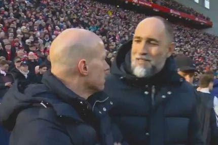 Χαλαρός Τούντορ, έσπευσε να χαιρετήσει τον Σλοτ, αλλά πήγε σε λάθος φαλακρό