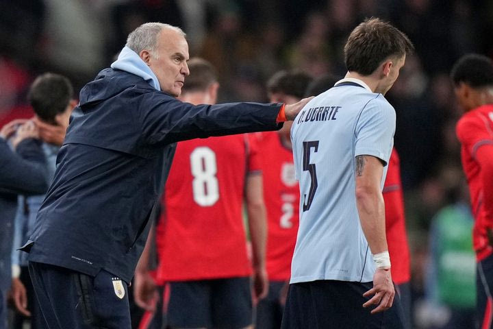 Αγγλία – Ουρουγουάη: Αλαλούμ με τη μη αποβολή του Ουγκάρτε, ο λόγος που δεν αποβλήθηκε αν και φέρεται να είδε δύο κίτρινες