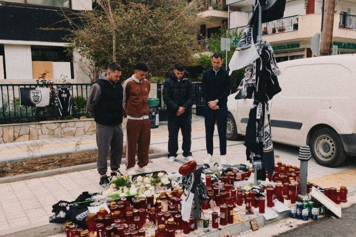 Λουλούδια και φανέλα στη μνήμη του Κλεομένη από τους παίκτες και το επιτελείο του ΠΑΟΚ