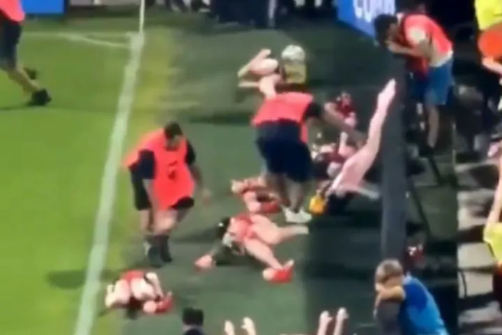 Απίθανο σκηνικό στο Ροσάριο Σεντράλ – Μπάνφιλντ: Οπαδοί πέταξαν φουσκωτές κούκλες με φανέλες της Νιούελς