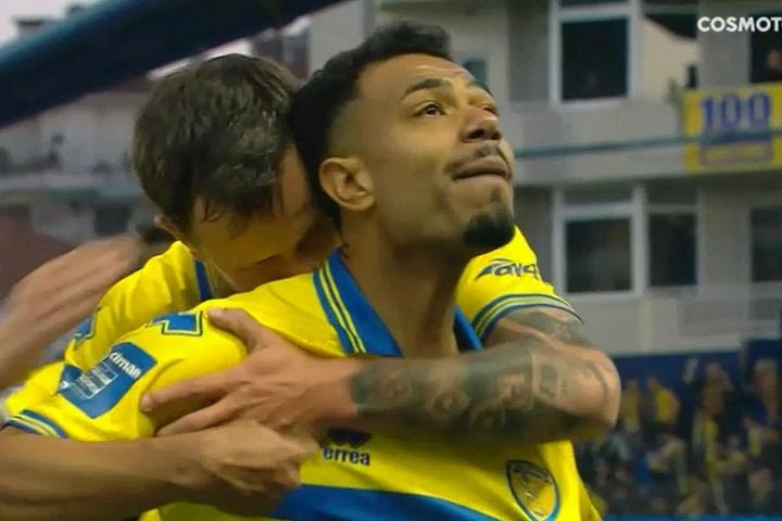 Παναιτωλικός – Κηφισιά: Με δάκρυα στα μάτια ο Ρόσα μετά το γκολ που πέτυχε -“My home, my home” φώναζε προς τον κόσμο του Τιτόρμου